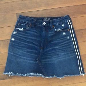 Abercrombie 25/0 denim skirt with side ribbon trim.